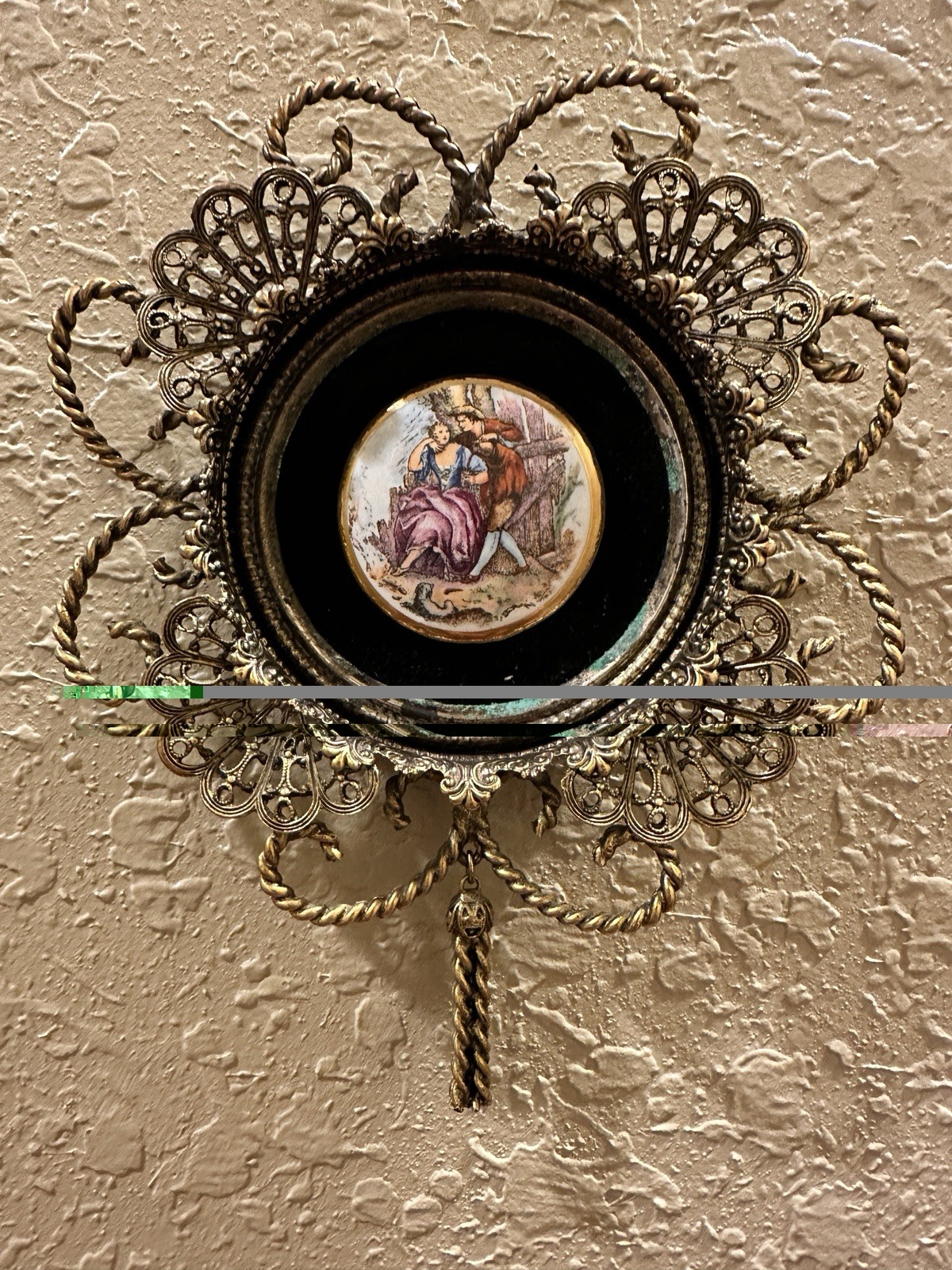 Vintage Ornate Round Display Easel Frame Gold/Black Metal 5x8 Holds 1\