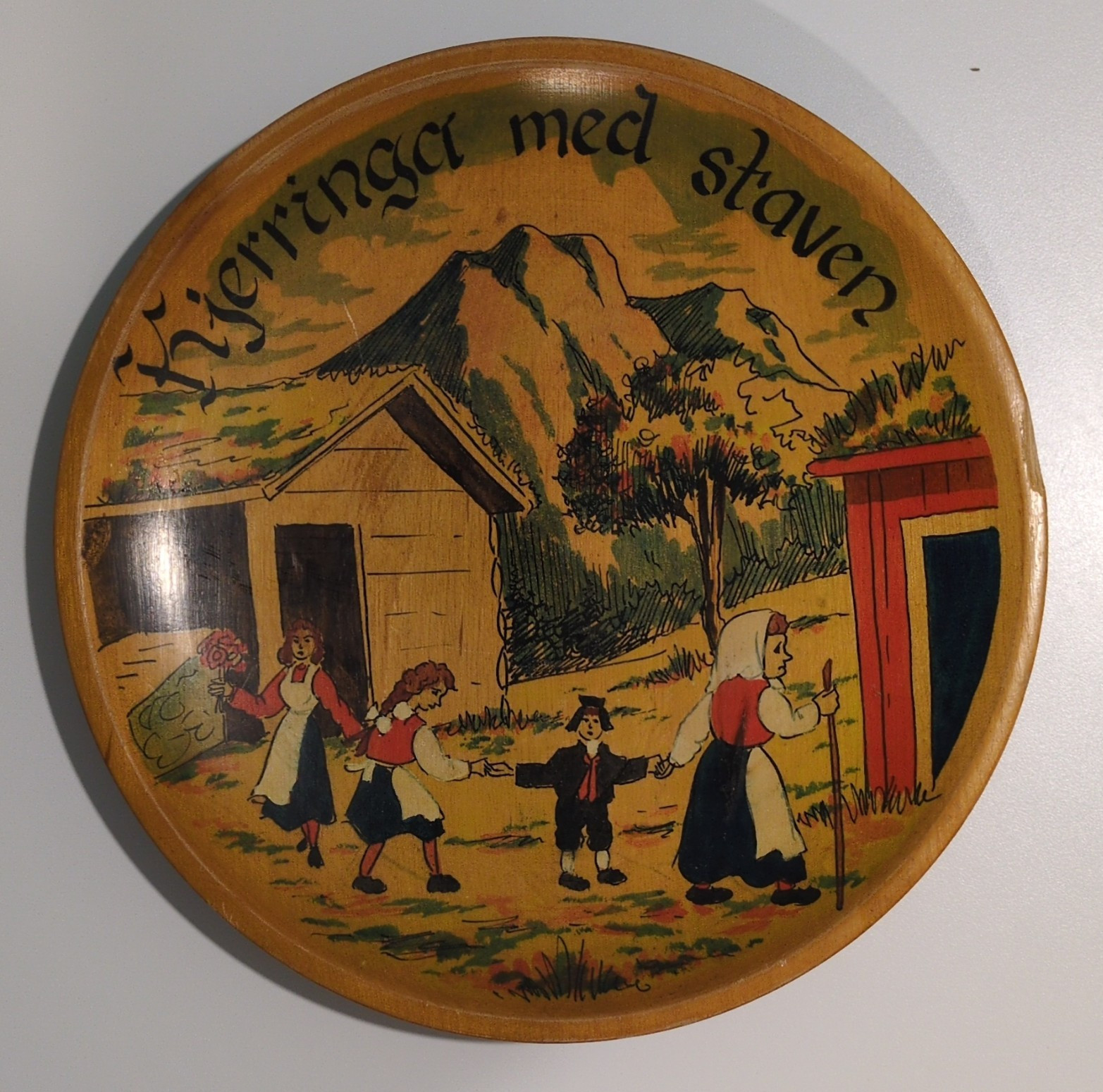 Norwegian Folk Art Wooden Decorative Round Collector Plate Fjerringer med staven
