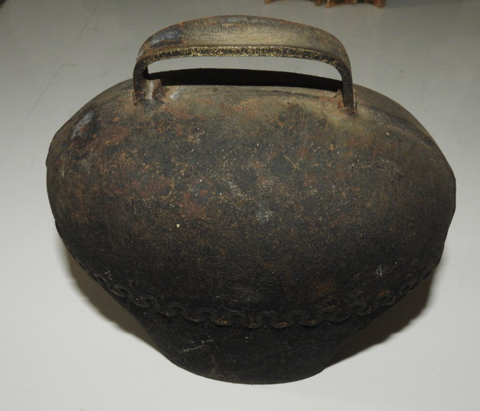 NICE Antique Swiss or Alpine LARGE Primitive Cow Bell, Hand-forged, GREAT RING NICE Antique Swiss or Alpine LARGE Primitive Cow Bell, Hand-forged, GREAT RING