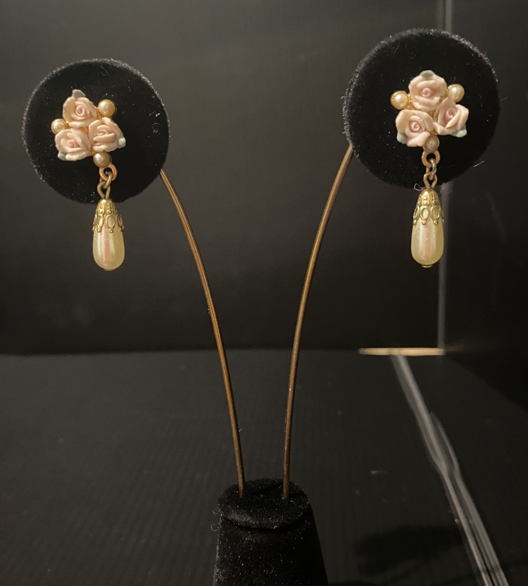 Vtg 1928 Dangle Earrings Gold Tone Iridescent Tear Drop Pearl Porcelain Roses Vtg 1928 Dangle Earrings Gold Tone Iridescent Tear Drop Pearl Porcelain Roses