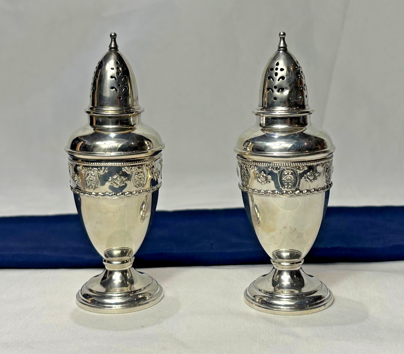 Vtg Wallace Rose Point Salt And Pepper Shakers  87.29 G Sterling Silver 9640-9