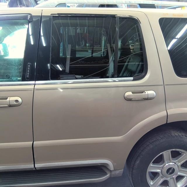 Used Rear Left Door Assembly Rear Side fits: 2004 Lincoln Aviator Rear Left Grad