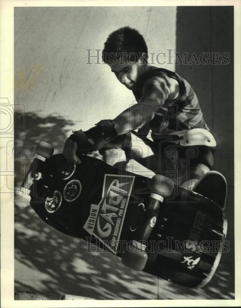 1985 Press Photo Boy skateboards in Louisiana - noc10973