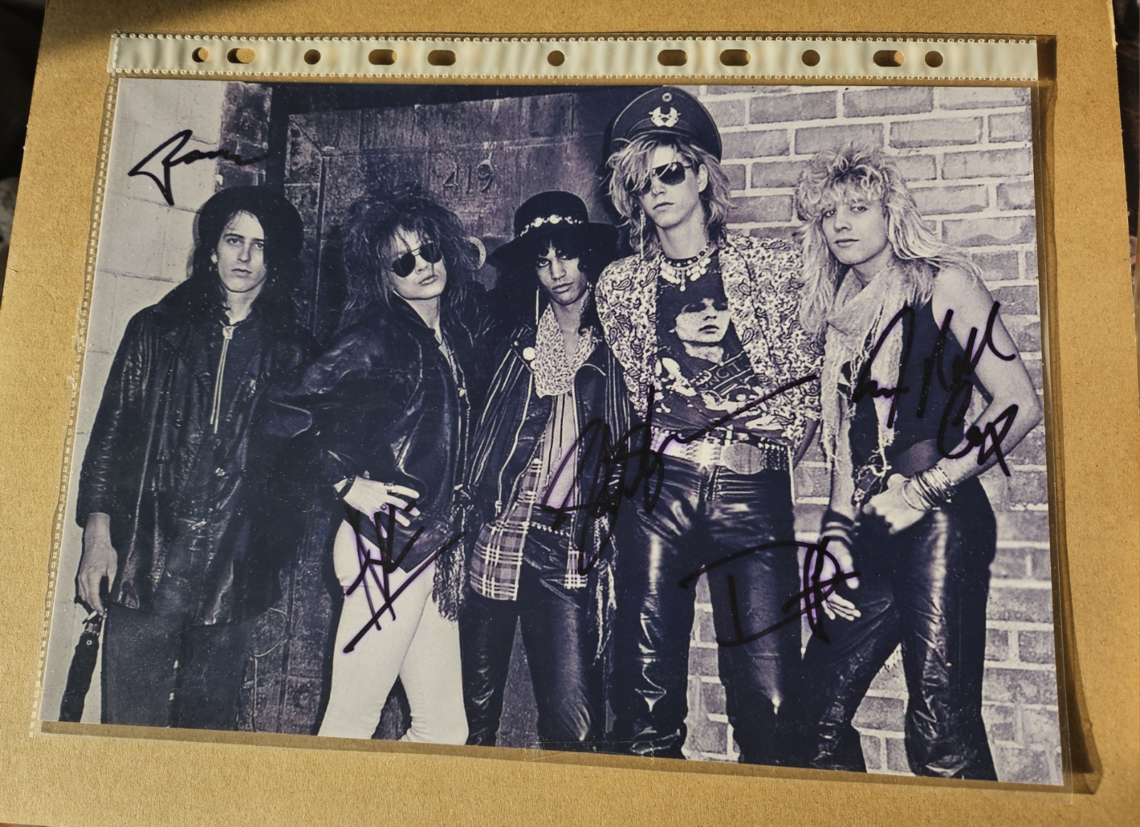 GUNS N ROSES ALL ORIGINAL FULL-BAND AUTOGRAPHS 12X8.5\