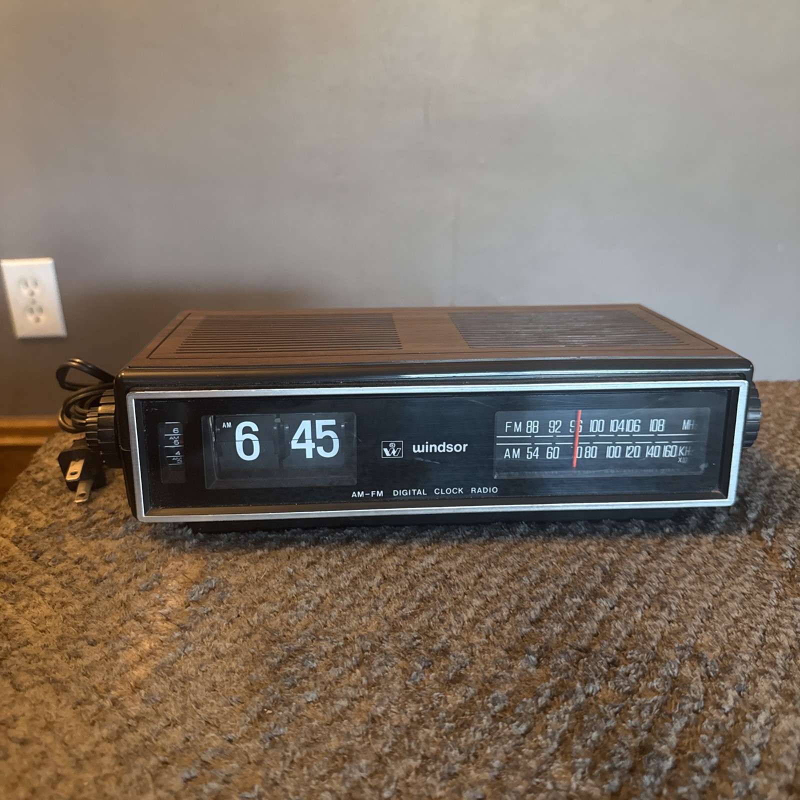 Vintage Windsor Model 2069 AM/FM Flip Clock Radio - Tested Works - EUC