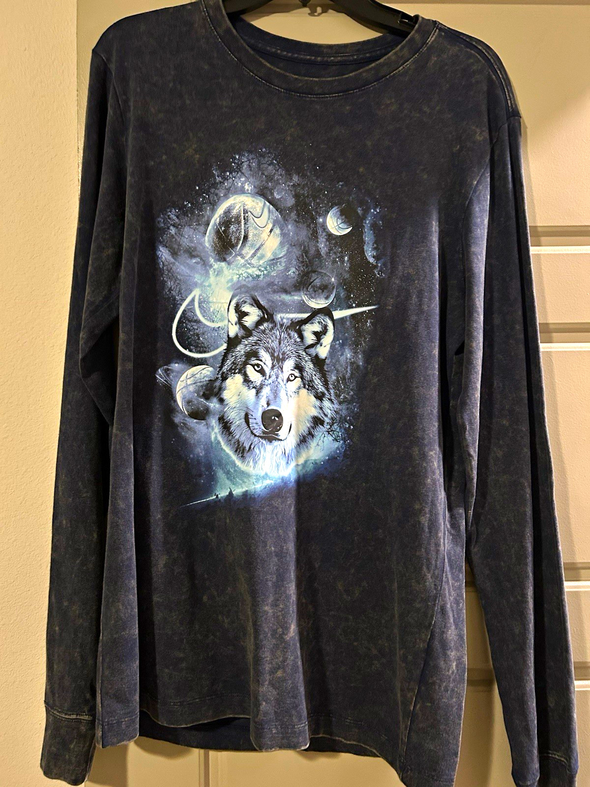 Nike The Nike Tee Men\'s S Black Long Sleeve Crew Neck Wolf Graphic T-Shirt