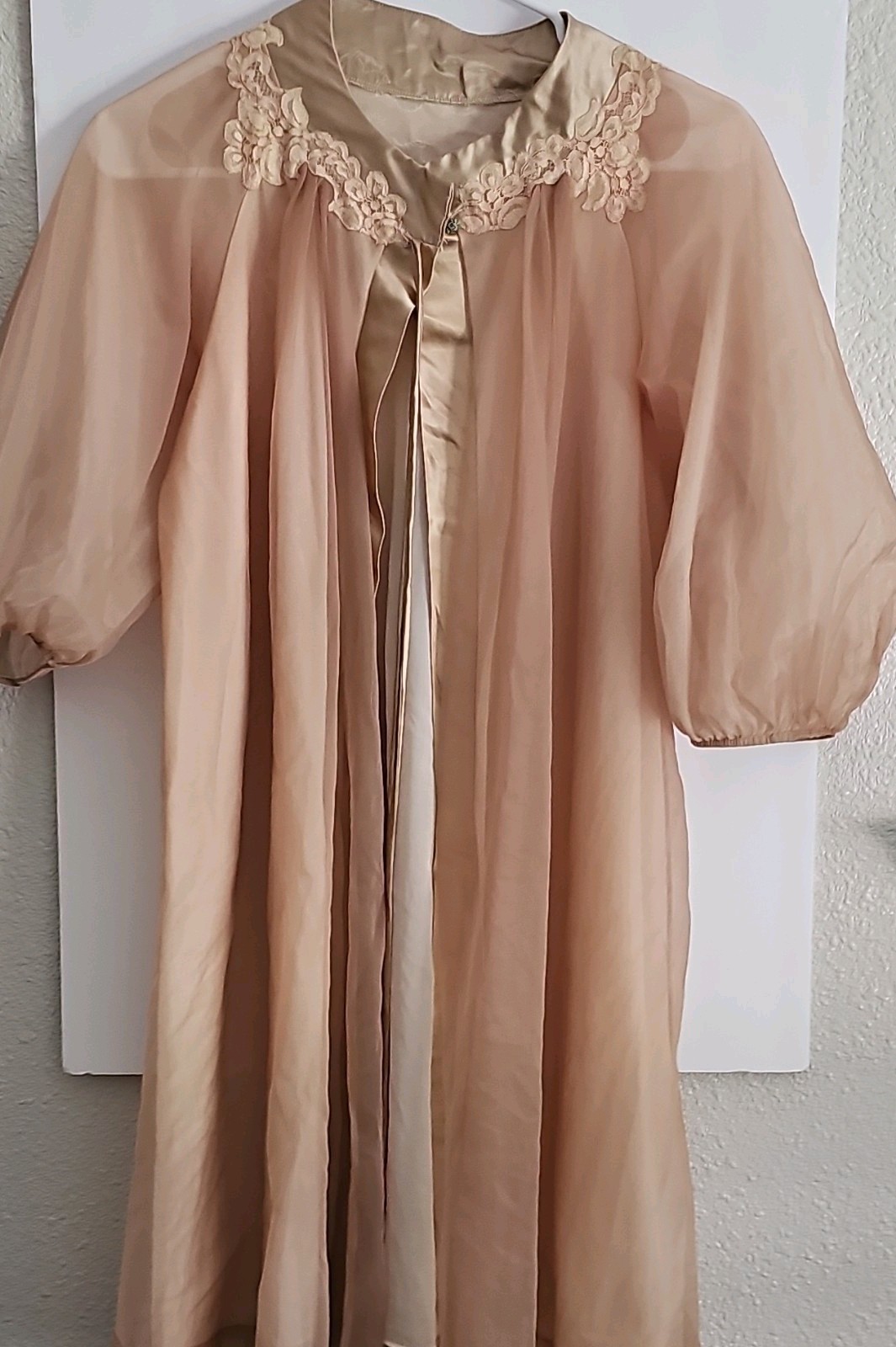 VTG 1940\'s Women Chiffon Robe Lace Trim Tie Closure 3/4 Sleeve High Neck Beige M VTG 1940\'s Women Chiffon Robe Lace Trim Tie Closure 3/4 Sleeve High Neck Beige M