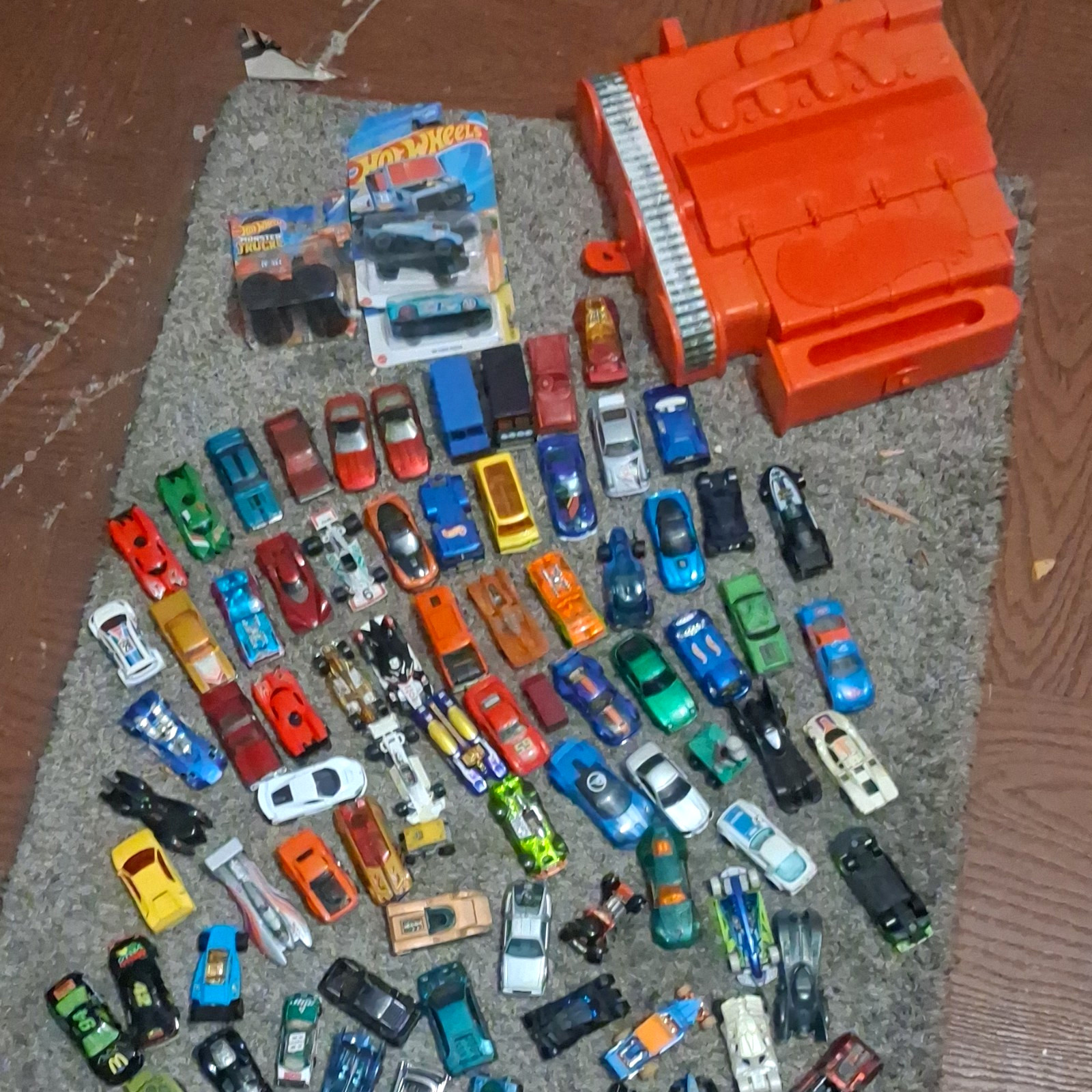Large Lot Of 70÷ Loose Hootwheels And Vintage Carry Case. Many Vinge Cars