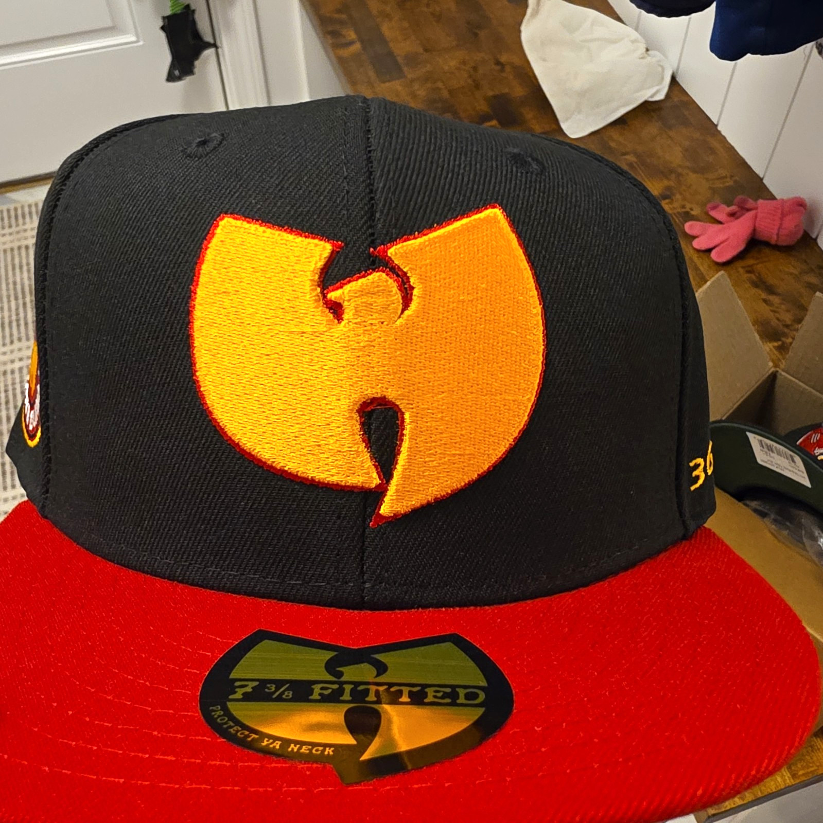 LIDS Wu-Tang Clan Fitted Hat Black/Red Size 7 3/8 \ LIDS Wu-Tang Clan Fitted Hat Black/Red Size 7 3/8 \