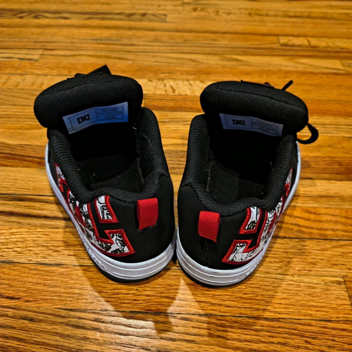 DC Shoes Youth Court Graffik Boys Low Top Lace-Up Sneakers Black/Red/White 2.5