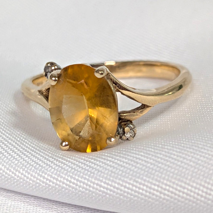 Vintage 10K Yellow Gold Oval Citrine & Diamond Accent Ring - Size 6.25