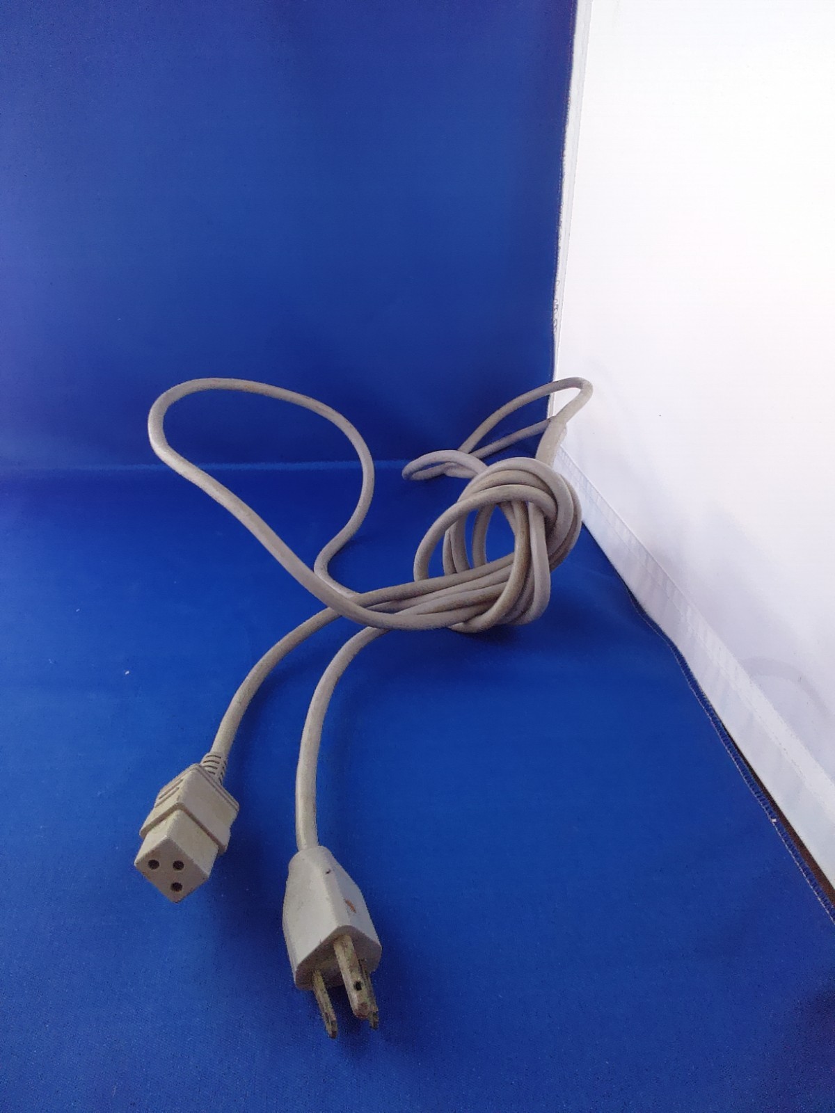 Vintage Gray AC Power Cable Cord 3-Prong Plug to 3-Prong 3-Slot Connector Vintage Gray AC Power Cable Cord 3-Prong Plug to 3-Prong 3-Slot Connector