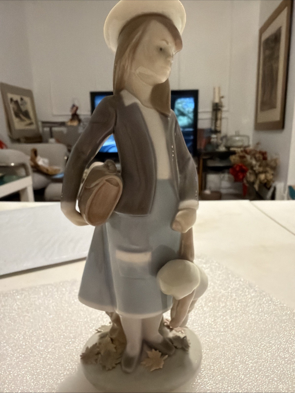 Lladro Girl Figurine with Hat and Bag Porcelain Spain Mint Condition  8