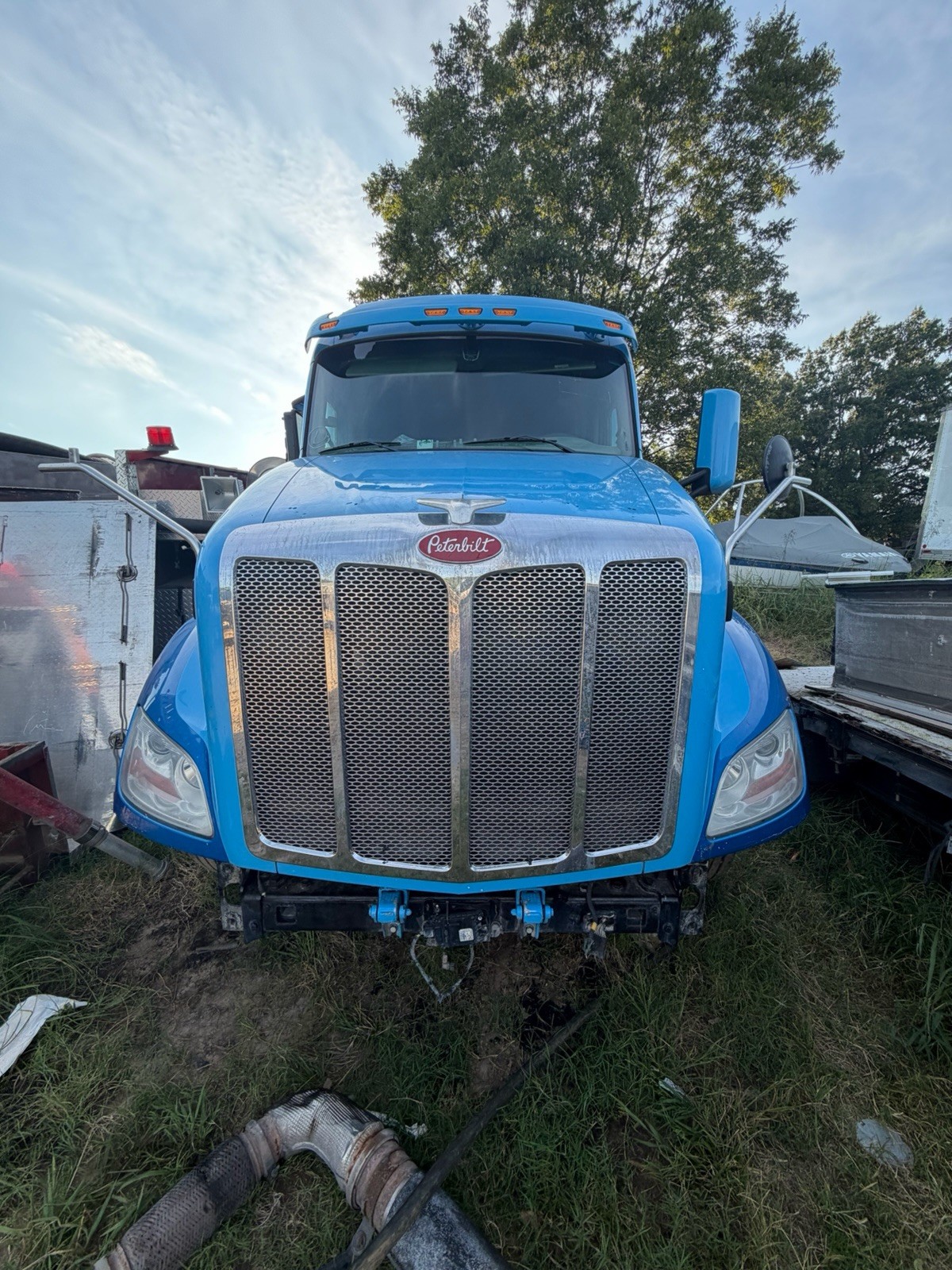 2019 579 Peterbilt Hood Assembly Used OEM Parts 2012-2022 2019 579 Peterbilt Hood Assembly Used OEM Parts 2012-2022