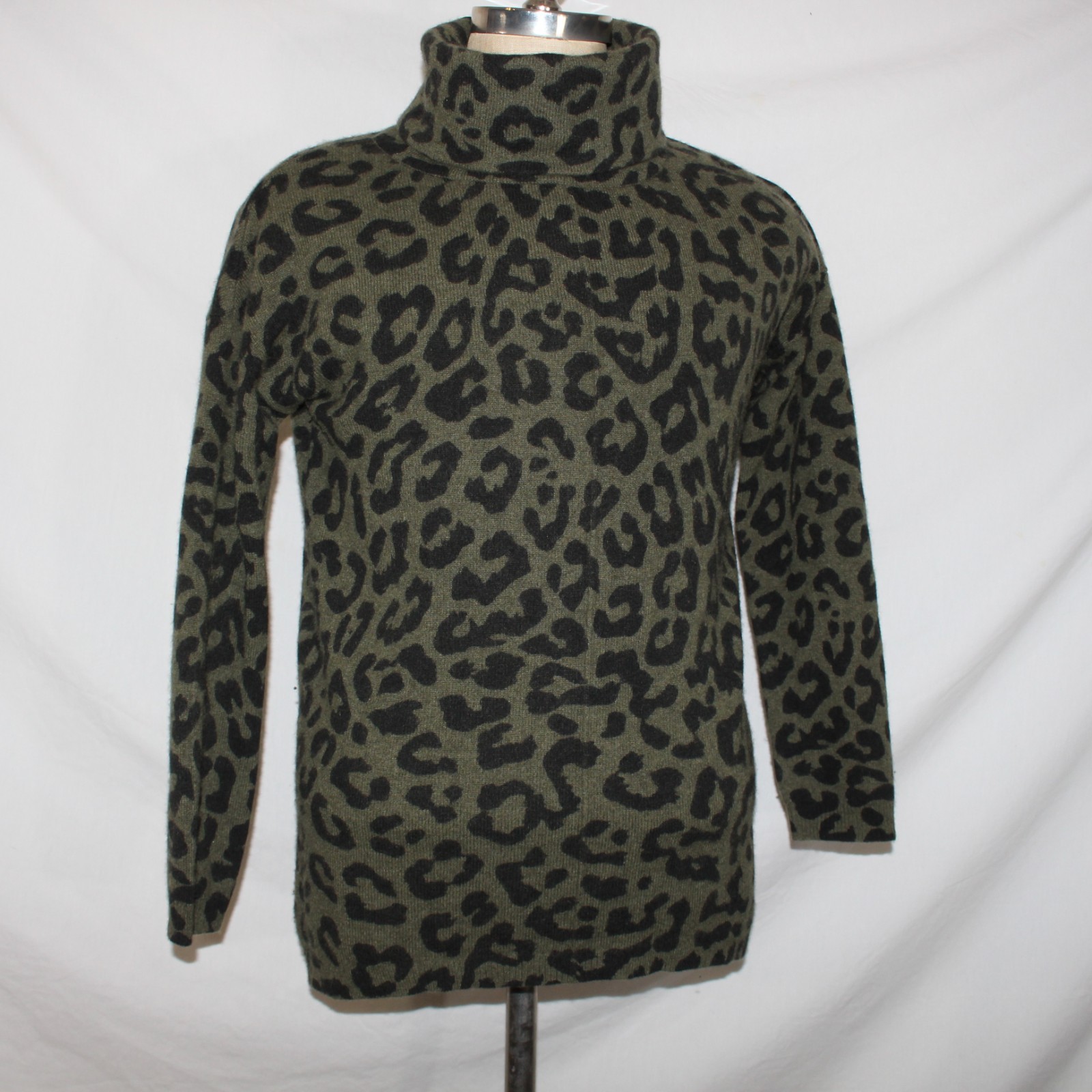 Magaschoni Womens M Green Cheetah Leopard Animal Turtleneck Cashmere Sweater Magaschoni Womens M Green Cheetah Leopard Animal Turtleneck Cashmere Sweater
