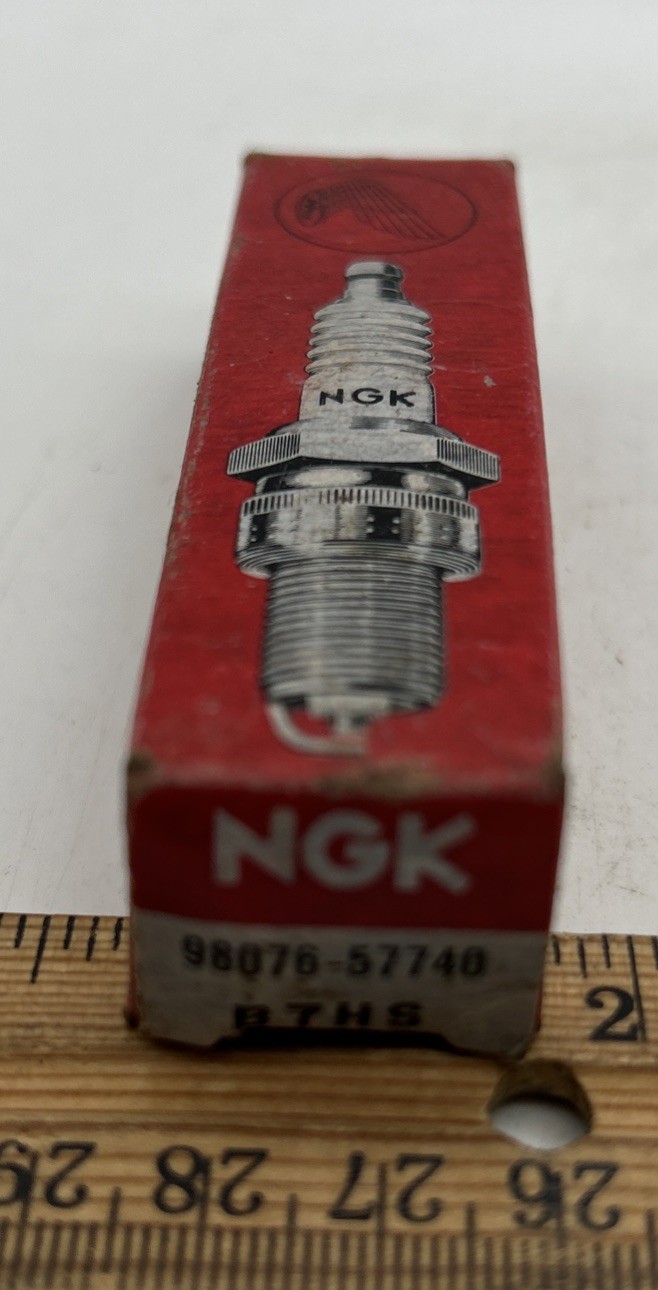 Triumph T20B Bantam Cub B7HS NGK Spark Plug NOS JAPAN ORIGINAL BOX 98076-57740 Triumph T20B Bantam Cub B7HS NGK Spark Plug NOS JAPAN ORIGINAL BOX 98076-57740