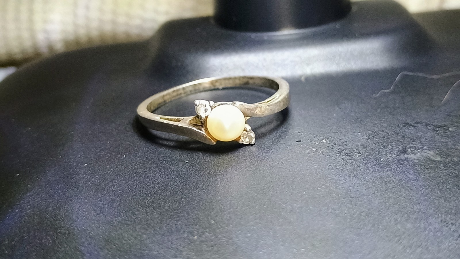 Vintage 825 white gold plated silver Ring with 1 Cultured Pearl 2 diamonds