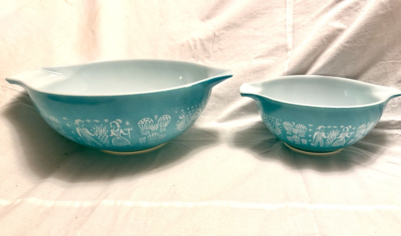 Vintage Pyrex 444 & 442 Amish Butterprint Turquoise Cinderella Mixing Bowls SET Vintage Pyrex 444 & 442 Amish Butterprint Turquoise Cinderella Mixing Bowls SET