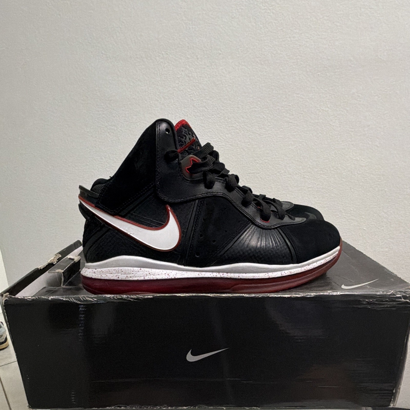 Nike Men\'s LeBron 8 Black/White - Sprt Red - Mtllc Gld 416098 002