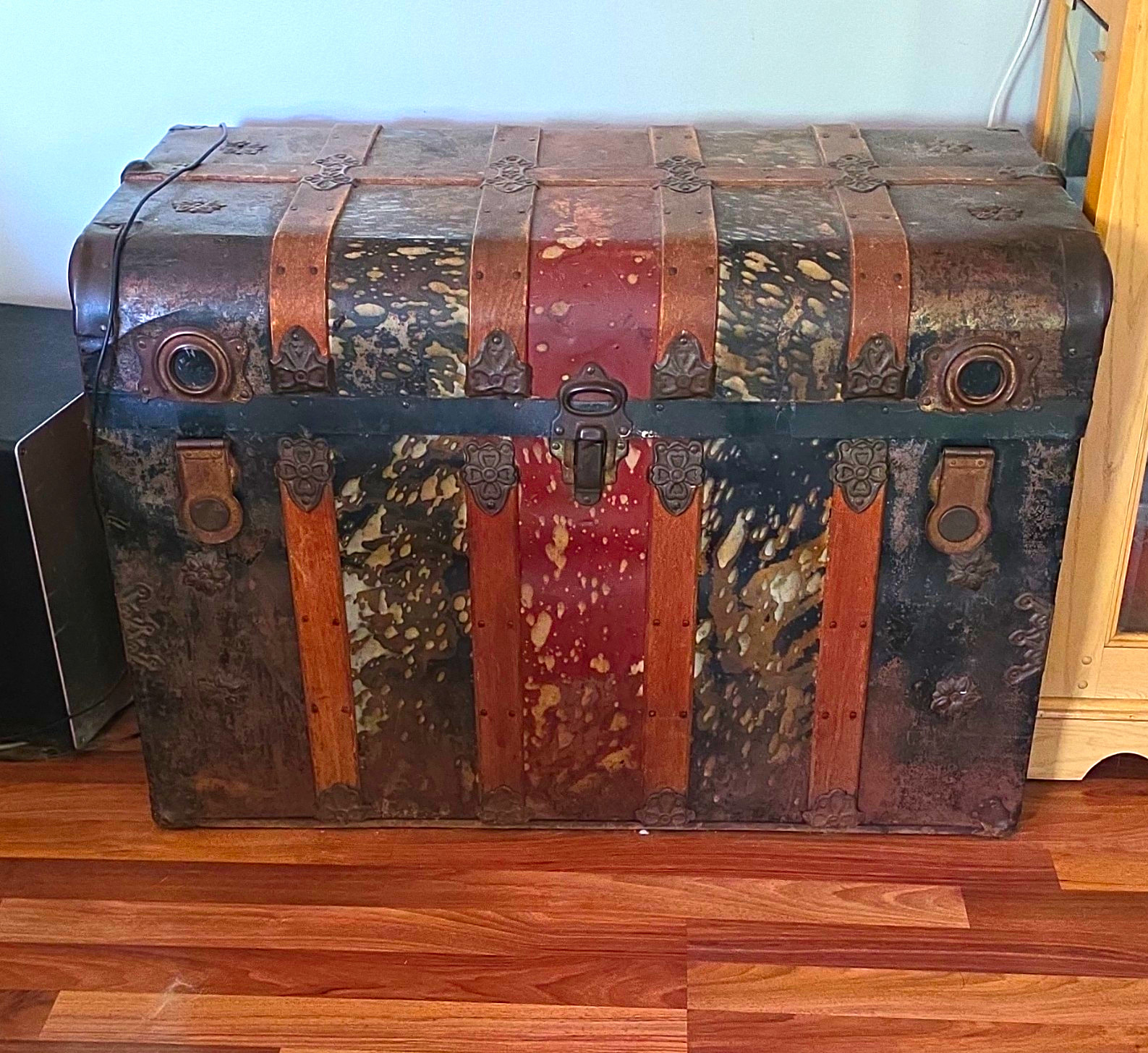 True Vintage 1920s Wood Hard Steamer Trunk Black/Brown Lined Lockable 100L