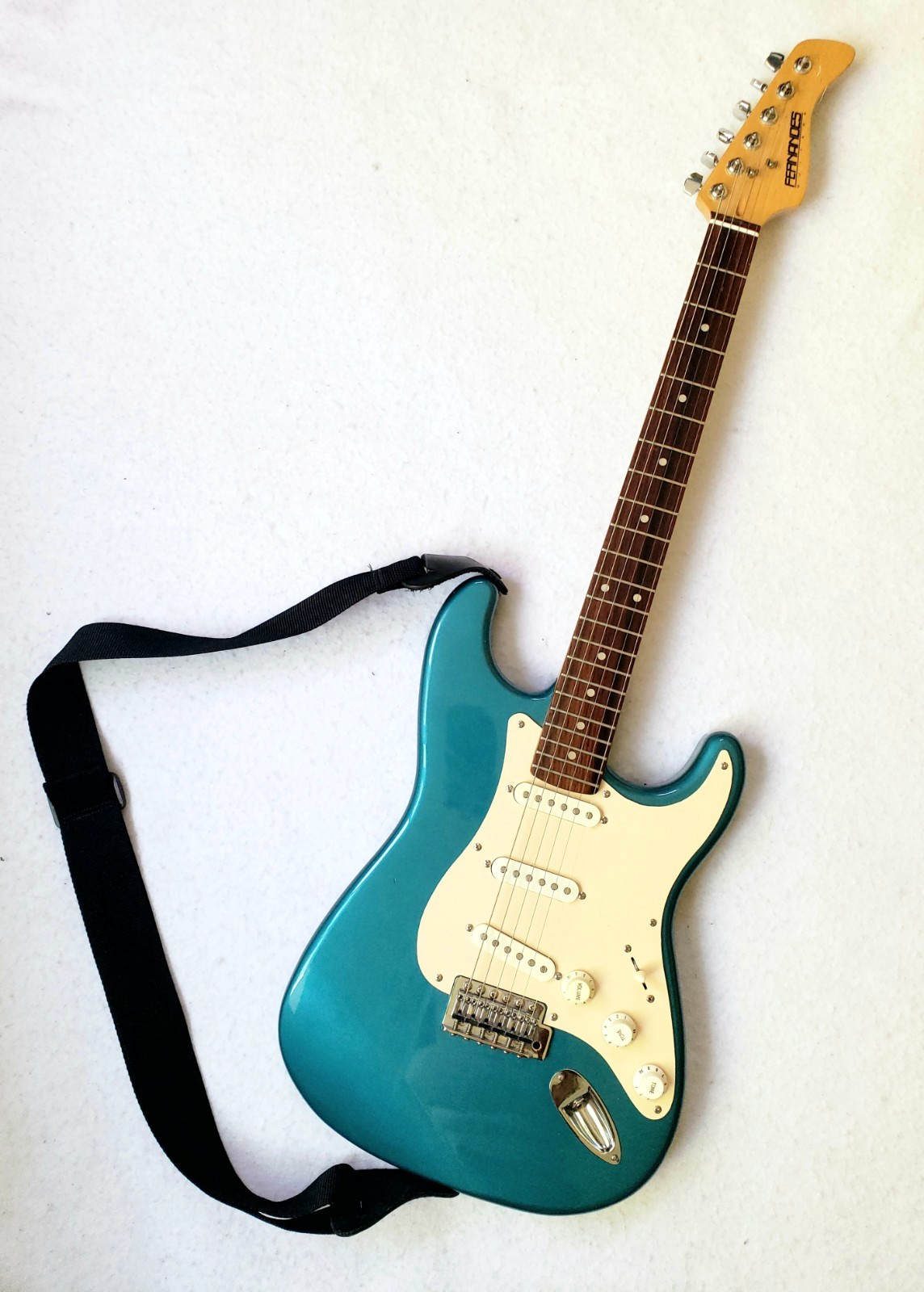 VINTAGE FERNANDES STRAT METALLIC BLUE ELECTRIC GUITAR VINTAGE FERNANDES STRAT METALLIC BLUE ELECTRIC GUITAR