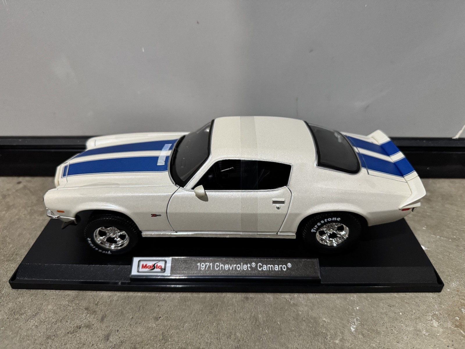 Maisto 1:18 Diecast Special Edition 1971 Chevrolet Camaro WHITE BLUE NEW IN BOX