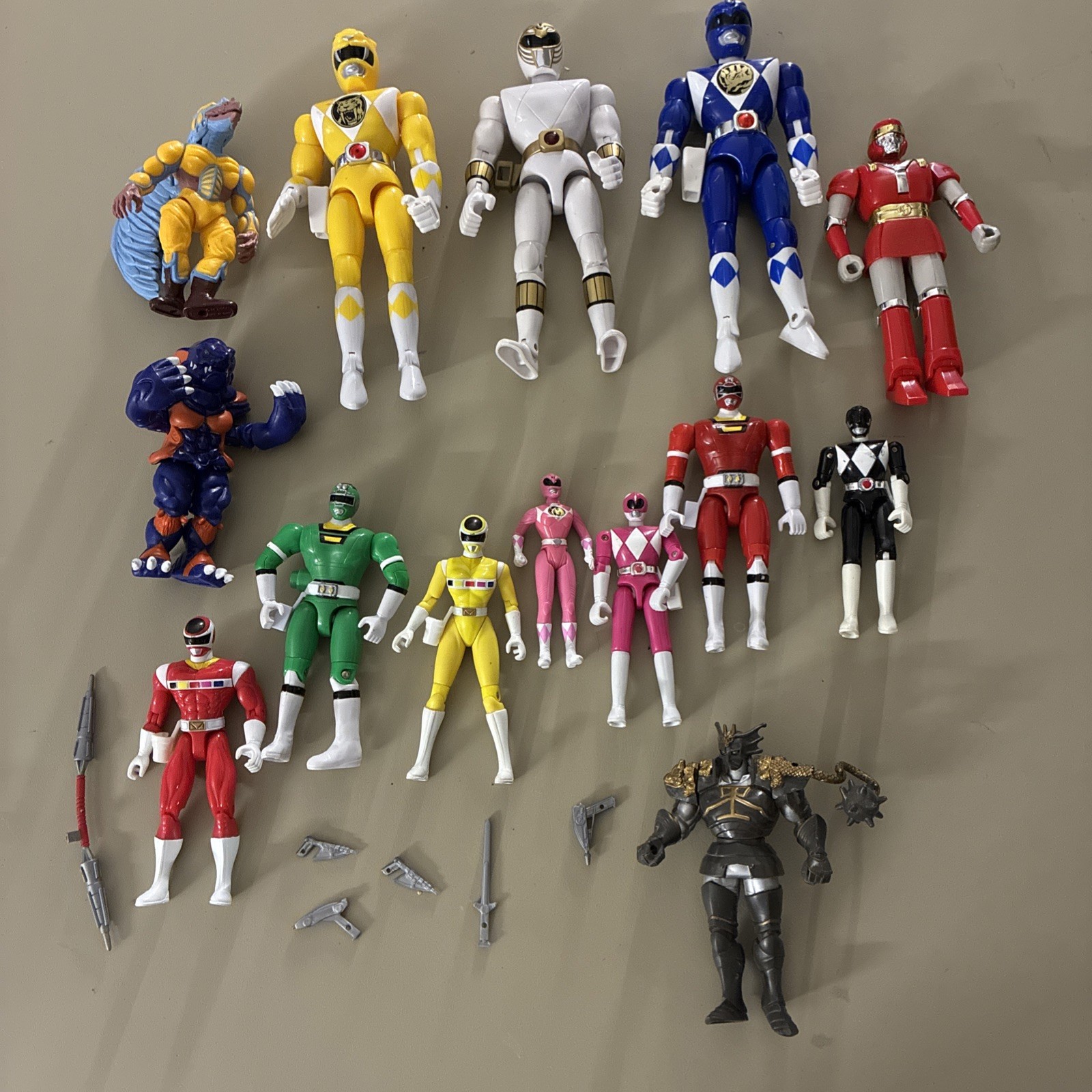 Bandai Vintage Mighty Morphin Power Rangers Figure Lot w/ some Weapons Bandai Vintage Mighty Morphin Power Rangers Figure Lot w/ some Weapons