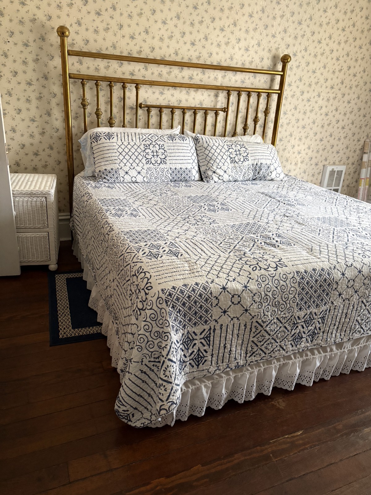 Englander KING Sized Bed Brass Headboard Mattress/Box Spring Englander KING Sized Bed Brass Headboard Mattress/Box Spring