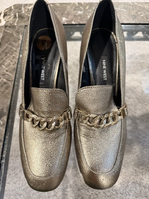 Nine West women\'s size 8 metalic bronze color. Brand new dress shoe.