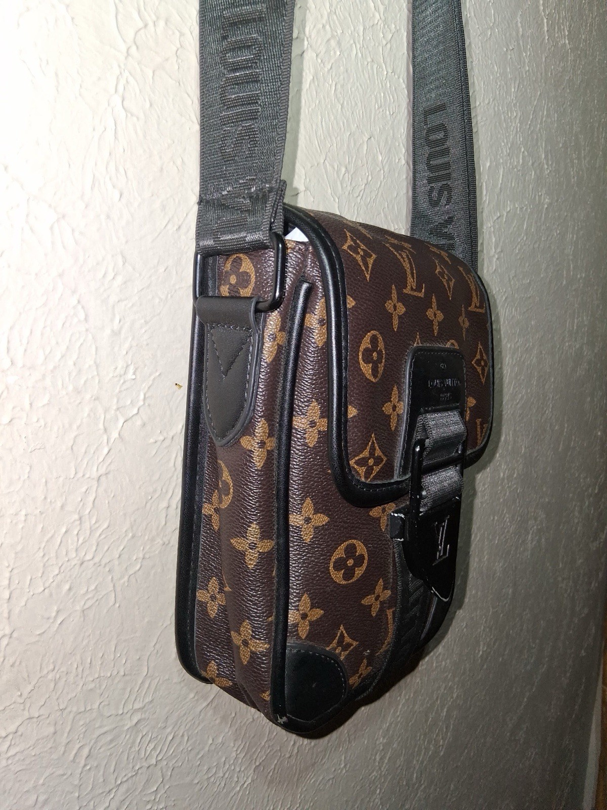 Real Authentic Louis Vuitton Monogram Messenger Crossbody Bag Shoulder Bag Real Authentic Louis Vuitton Monogram Messenger Crossbody Bag Shoulder Bag