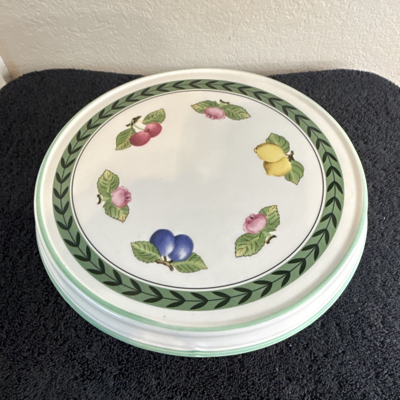 Villeroy & Boch Fruit Pattern Ceramic Pedestal Cake Stand 12in Round Plate Villeroy & Boch Fruit Pattern Ceramic Pedestal Cake Stand 12in Round Plate