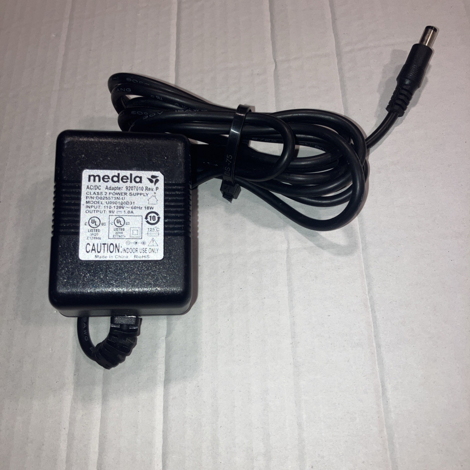 black Medela AC/DC power adapter (Model U090100D31, Part No. 09207010) black Medela AC/DC power adapter (Model U090100D31, Part No. 09207010)