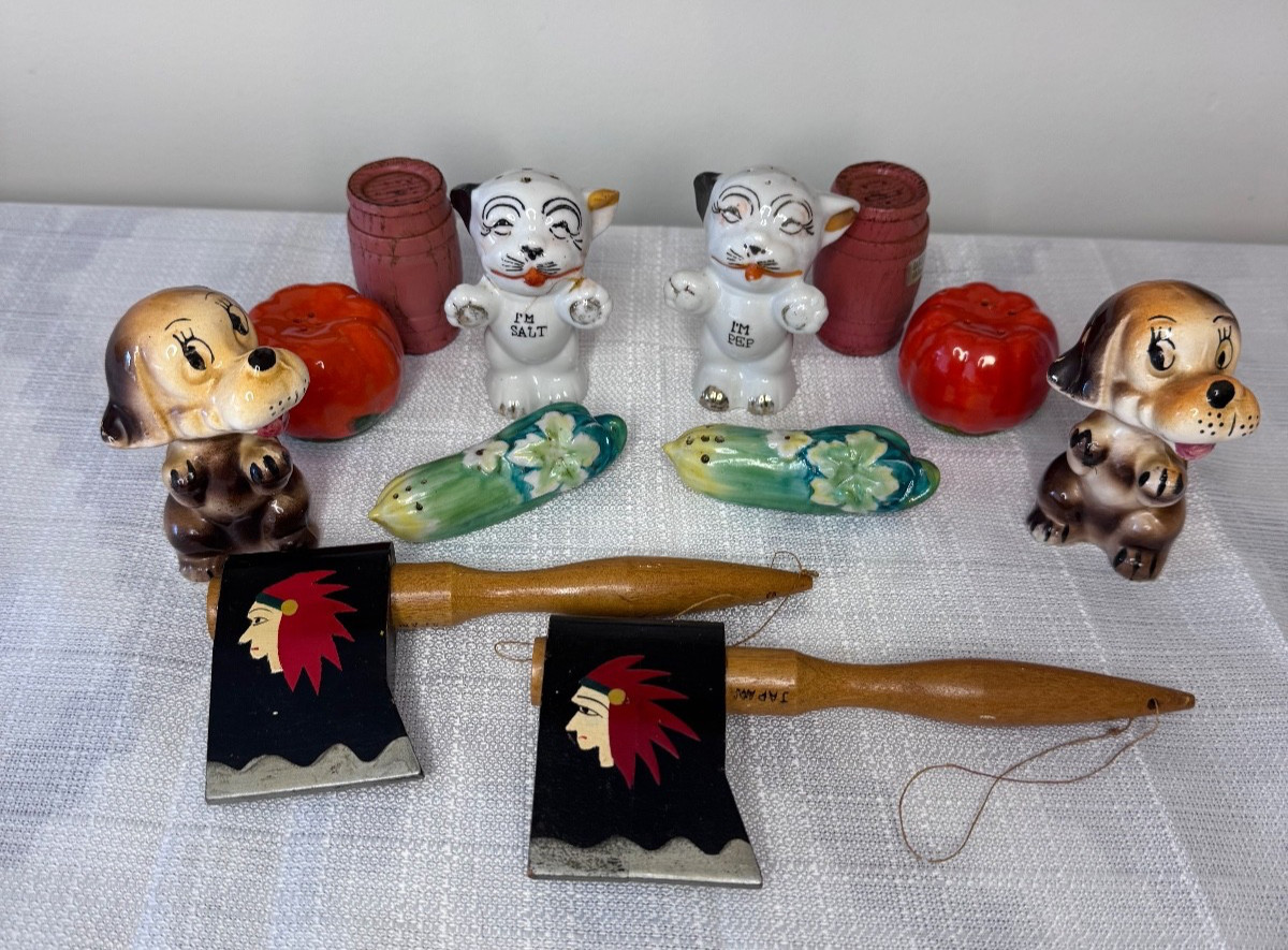 Lot of 6 Vintage salt and Pepper Shaker Sets. Lot of 6 Vintage salt and Pepper Shaker Sets.