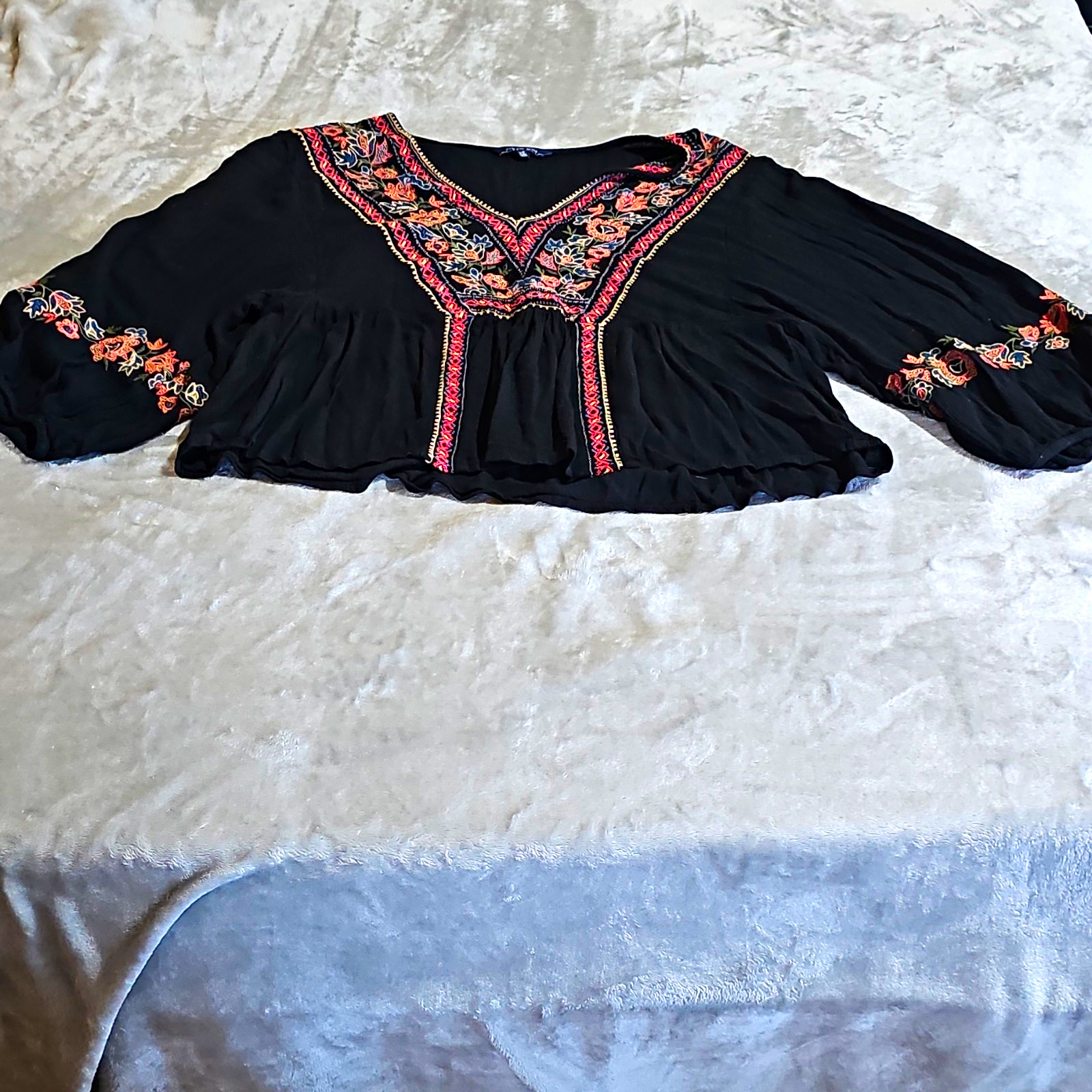 American Eagle Women’s Black Floral Embroidered Boho V-Neck 3/4 Sleeve Blouse L American Eagle Women’s Black Floral Embroidered Boho V-Neck 3/4 Sleeve Blouse L