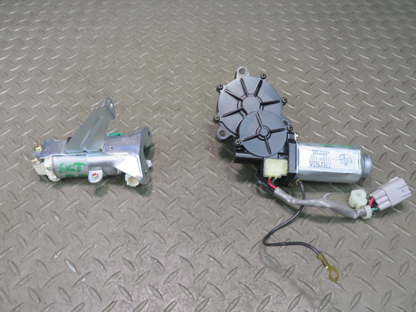 02-10 LEXUS UZZ40L SC430 SET OF 2 REAR RIGHT TRUNK HINGE DRIVE GEAR MOTOR OEM