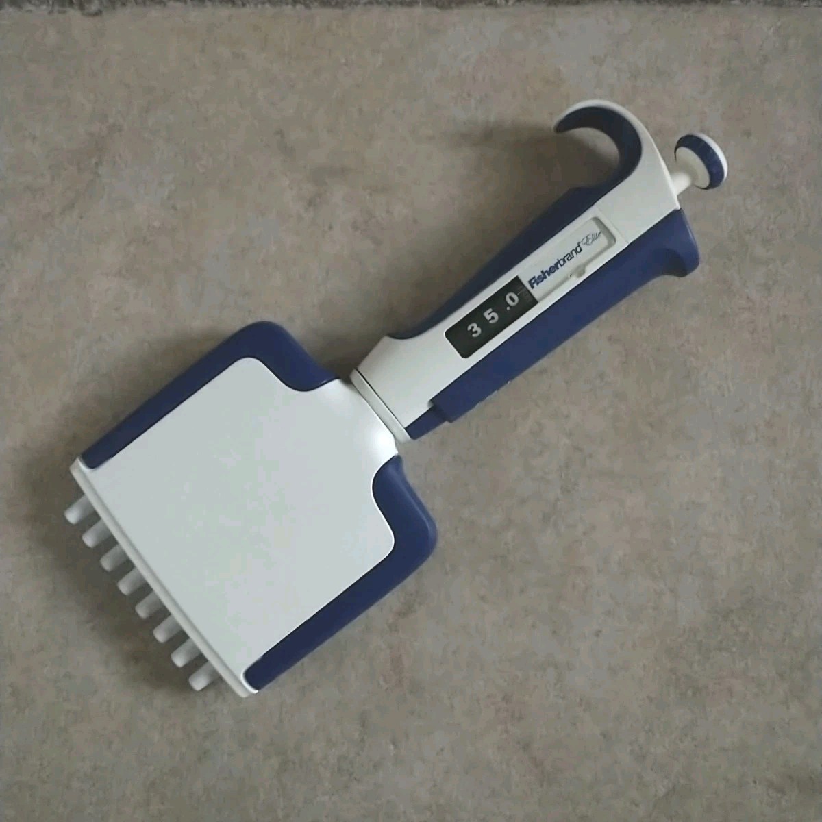 Thermo Fisherbrand Elite Multichannel Pipette 8 Channel 5-50 ul White Blue Thermo Fisherbrand Elite Multichannel Pipette 8 Channel 5-50 ul White Blue