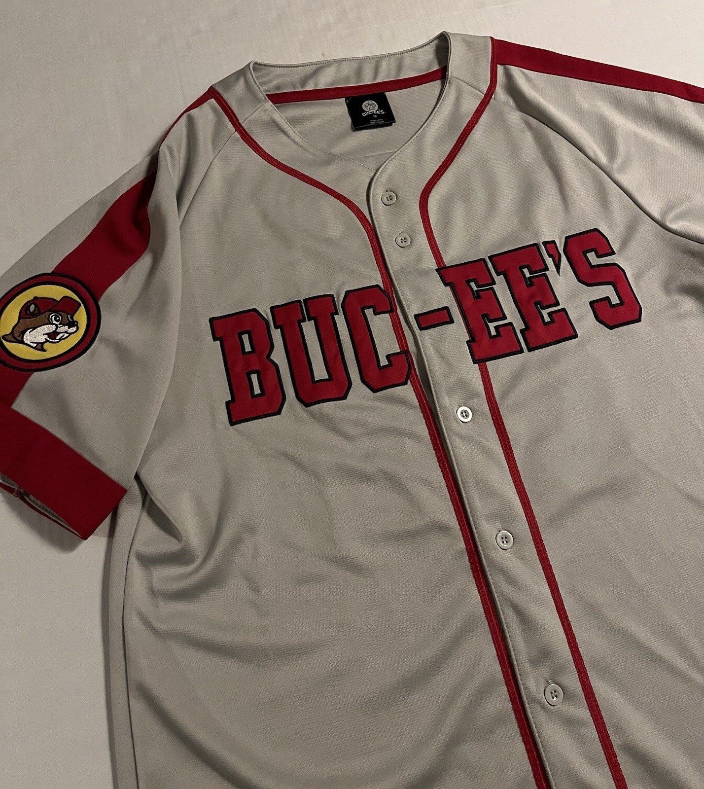 NEW Buc-ee’s Ohio 1982 #82 Baseball Jersey MEDIUM Beaver Logo Gray Store Merch NEW Buc-ee’s Ohio 1982 #82 Baseball Jersey MEDIUM Beaver Logo Gray Store Merch