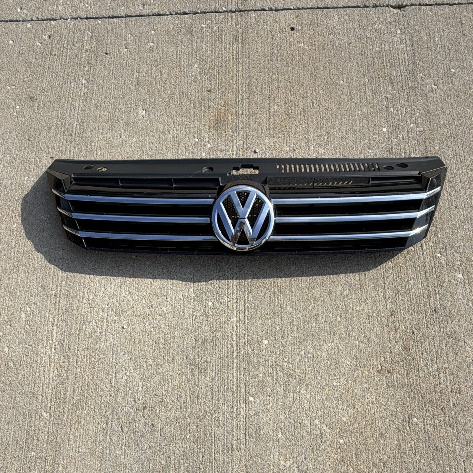 Front Grill Assembly for Volkswagen Passat. 2012-2015
