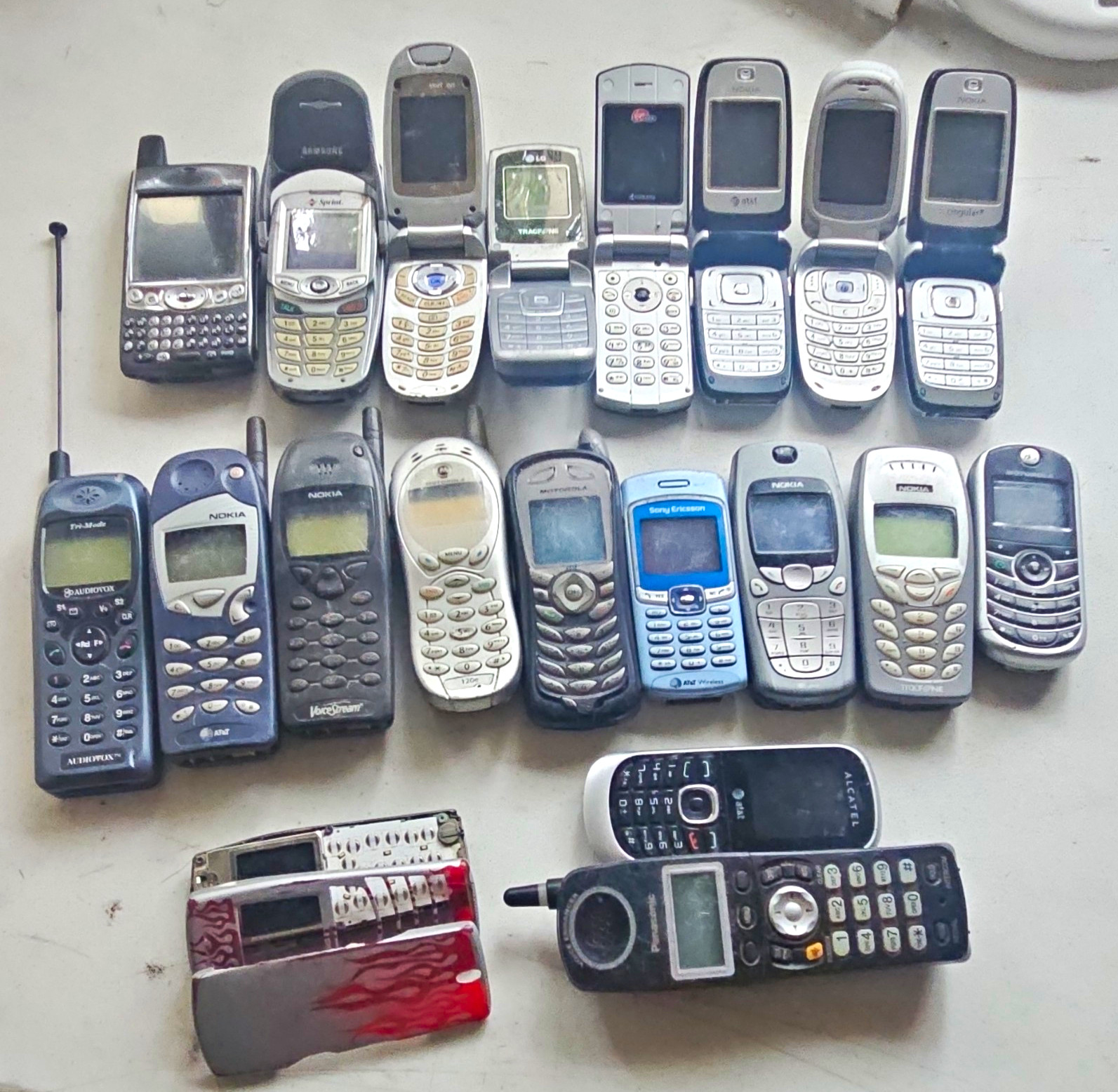 Lot Of 20 Vintage Cell Phones Flip Phones Untested Nokia LG Motorola Palm Parts Lot Of 20 Vintage Cell Phones Flip Phones Untested Nokia LG Motorola Palm Parts
