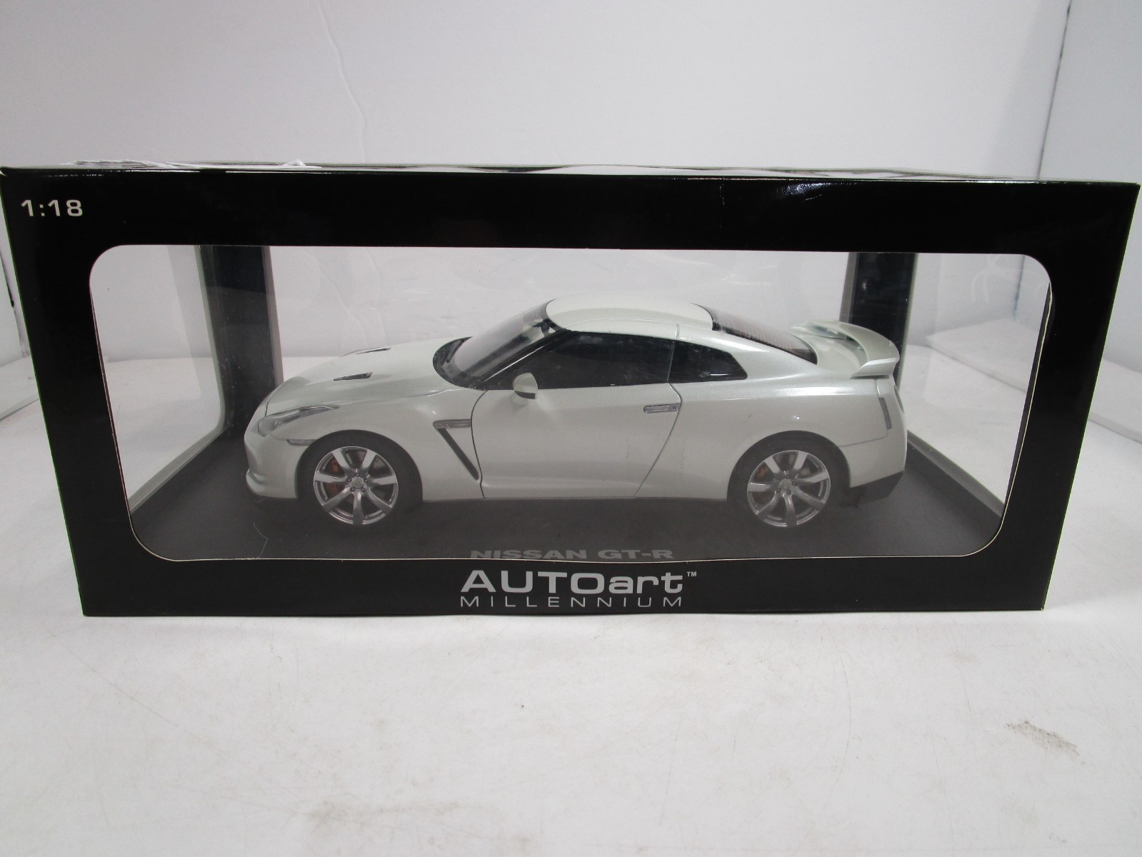 AUTOART 1/18 MILLENNIUM WHITE PEARL NISSAN GT-R *ISSUE* NOT PERFECT READ AUTOART 1/18 MILLENNIUM WHITE PEARL NISSAN GT-R *ISSUE* NOT PERFECT READ