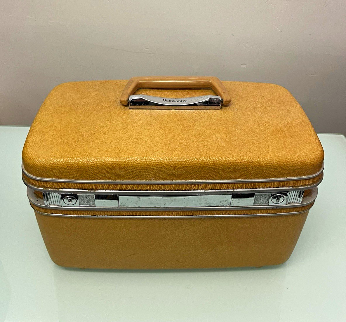 Samsonite True Vintage 1960s Hard Vinyl Beige Vanity Case Locking w/ Tray