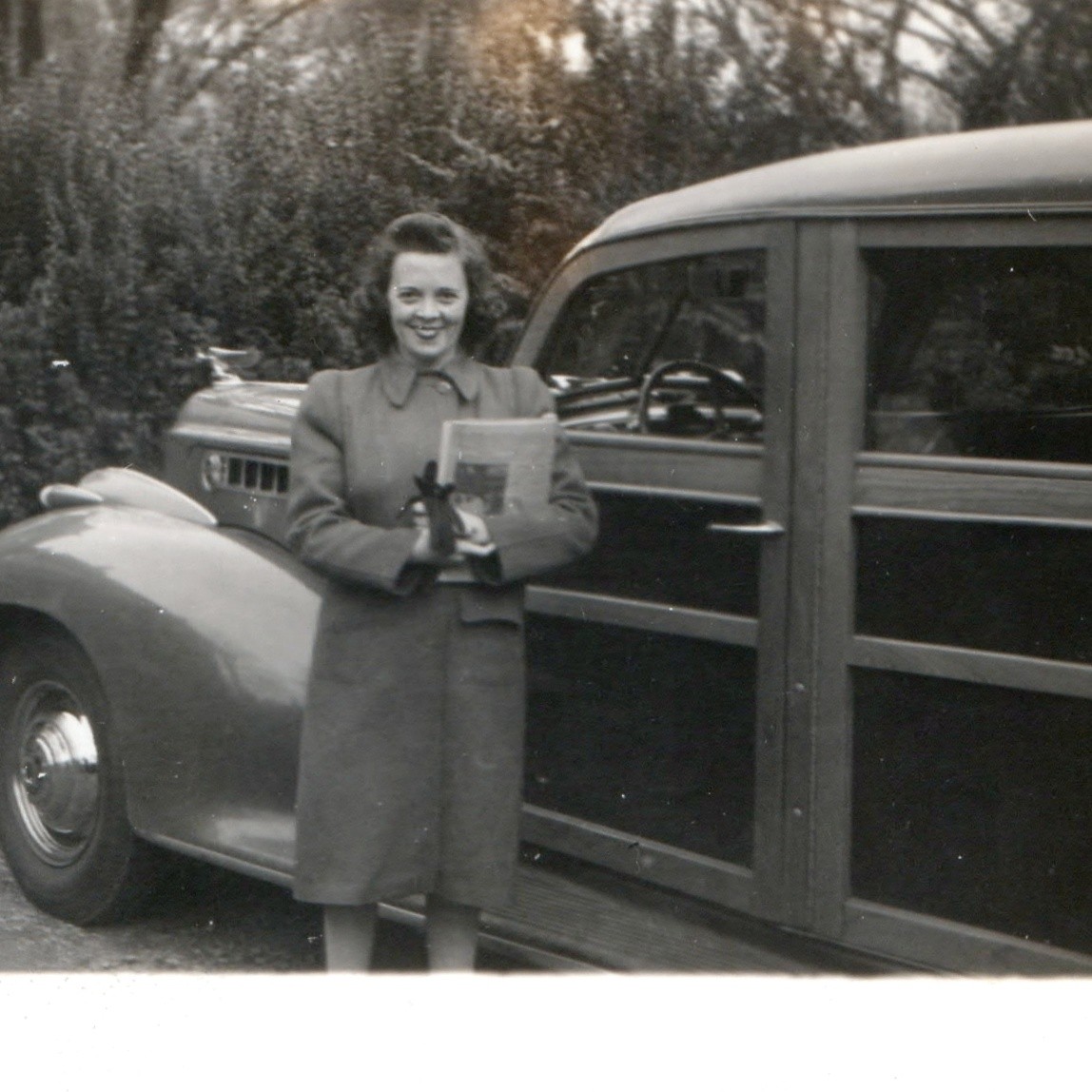 c1940s Woman Smiling Woodie Wagon Station Car Snapshot Photo Automobile Fashion