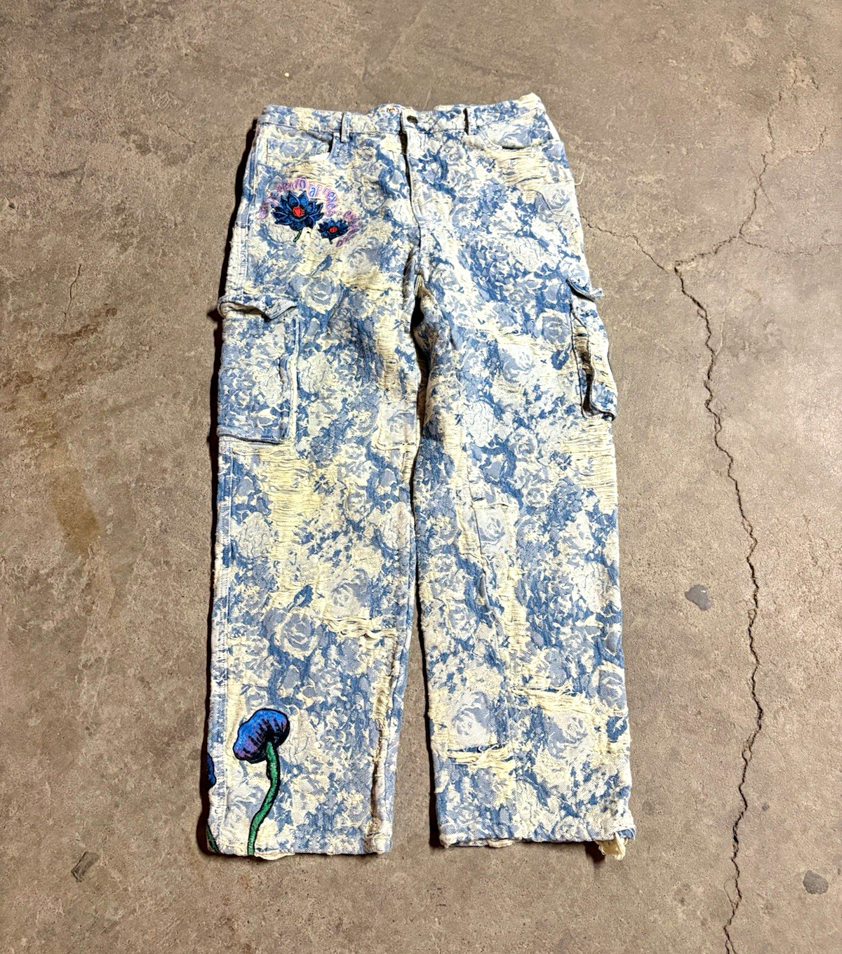 Very Rare Mens Light Blue Dark Lotus Embroidered Baggy Distressed Jeans Sz 34x28 Very Rare Mens Light Blue Dark Lotus Embroidered Baggy Distressed Jeans Sz 34x28