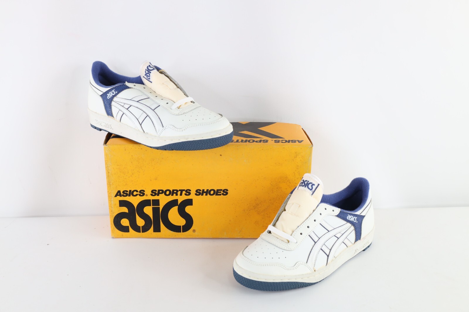 NOS Vintage 90s Asics Mens 10.5 Spell Out Outrage Lo Sneakers Shoes White Blue NOS Vintage 90s Asics Mens 10.5 Spell Out Outrage Lo Sneakers Shoes White Blue