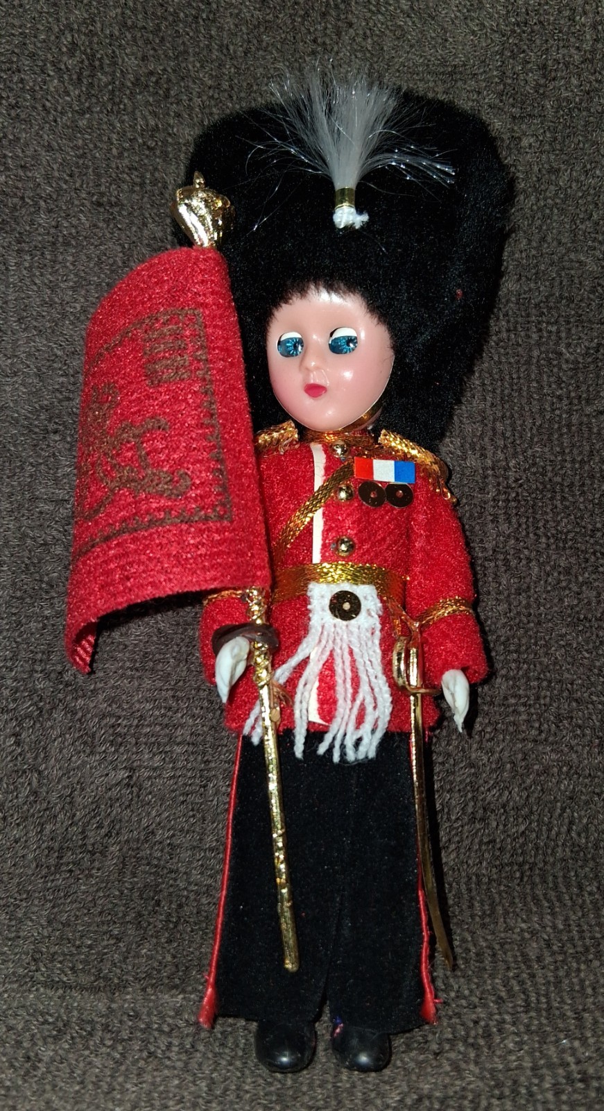 Queen\'s Guard, túnica roja, estandarte, ojos dormilones,  mediados siglo XX