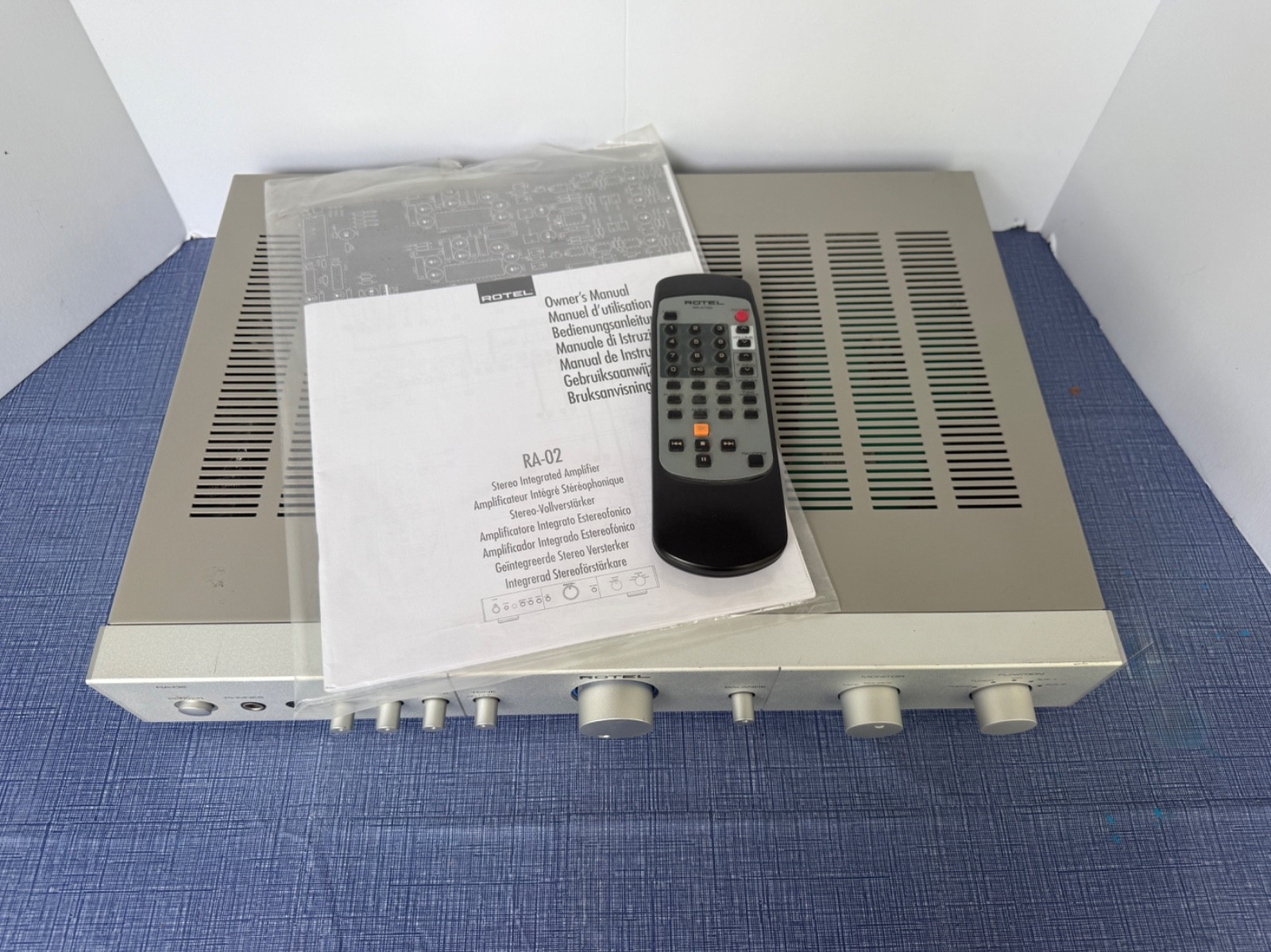 ROTEL RA-02 INTEGRATED AMPLIFIER with MANUAL AND REMOTE ROTEL RA-02 INTEGRATED AMPLIFIER with MANUAL AND REMOTE