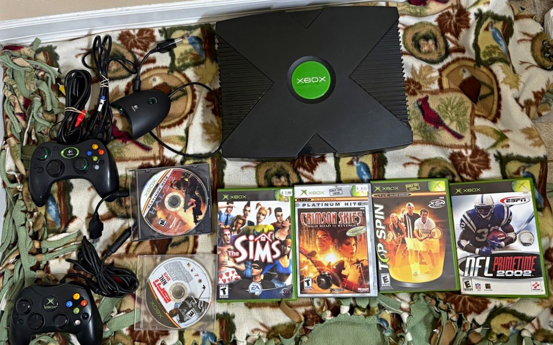 Microsoft original xbox bundle 6 games 2 controllers halo 2 2004 manufacture Microsoft original xbox bundle 6 games 2 controllers halo 2 2004 manufacture