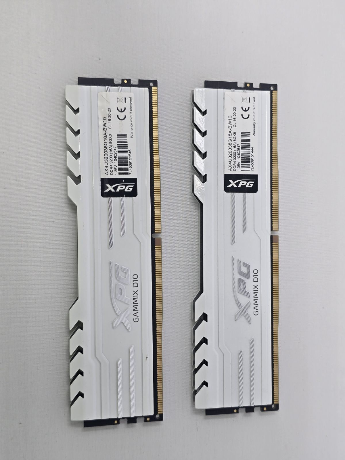 WHITE - XPG GAMMIX D10 16GB (2X8GB) DDR4-3200 DESKTOP MEMORY WHITE - XPG GAMMIX D10 16GB (2X8GB) DDR4-3200 DESKTOP MEMORY