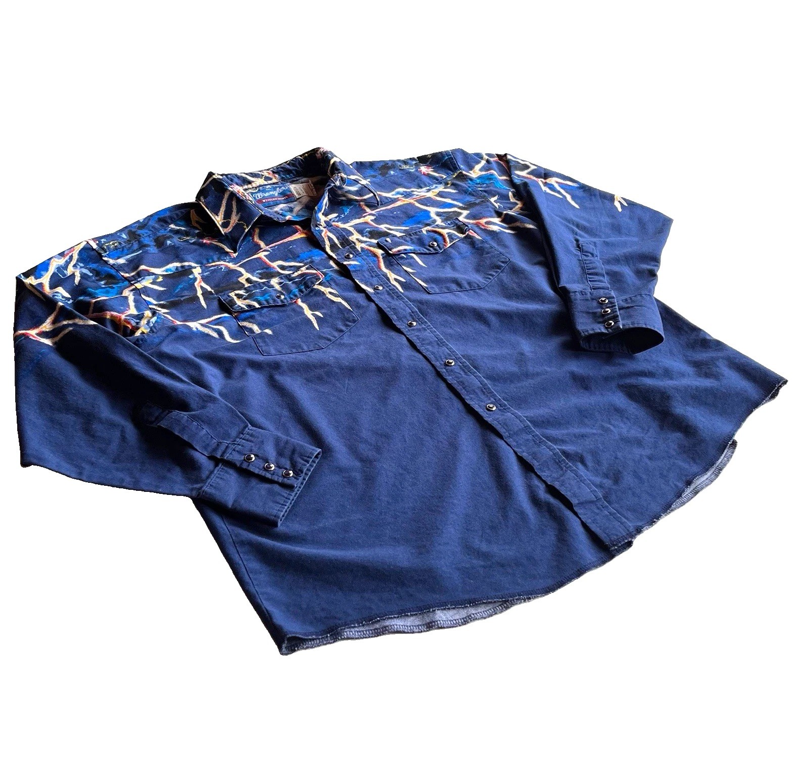 Vintage Wrangler Western Lightning Graphic Print Pearl Snap Button-Up Shirt AOP Vintage Wrangler Western Lightning Graphic Print Pearl Snap Button-Up Shirt AOP