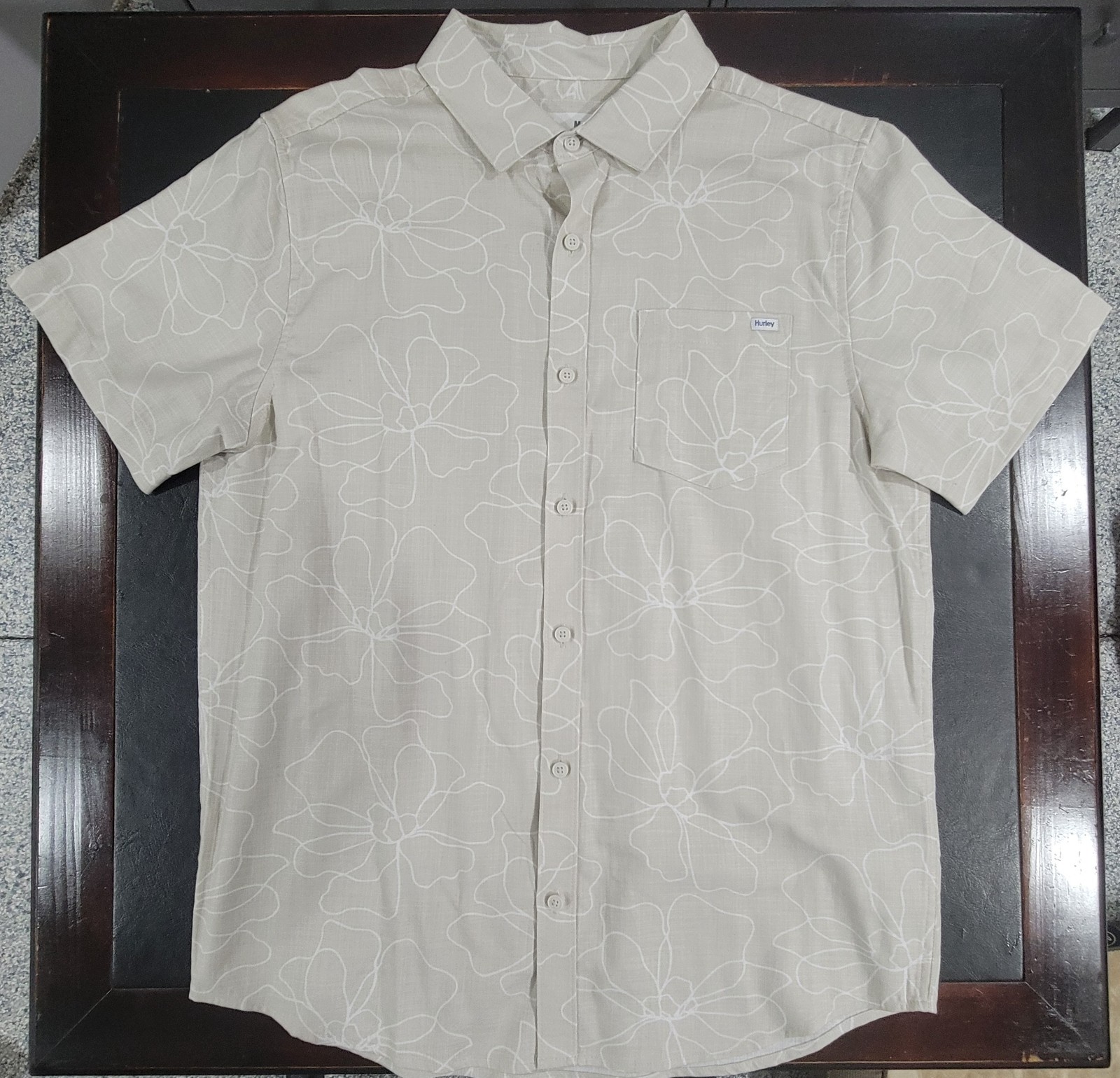 NWT Hurley Ivory Caryota Printed Short Sleeve Size Medium NWT Hurley Ivory Caryota Printed Short Sleeve Size Medium